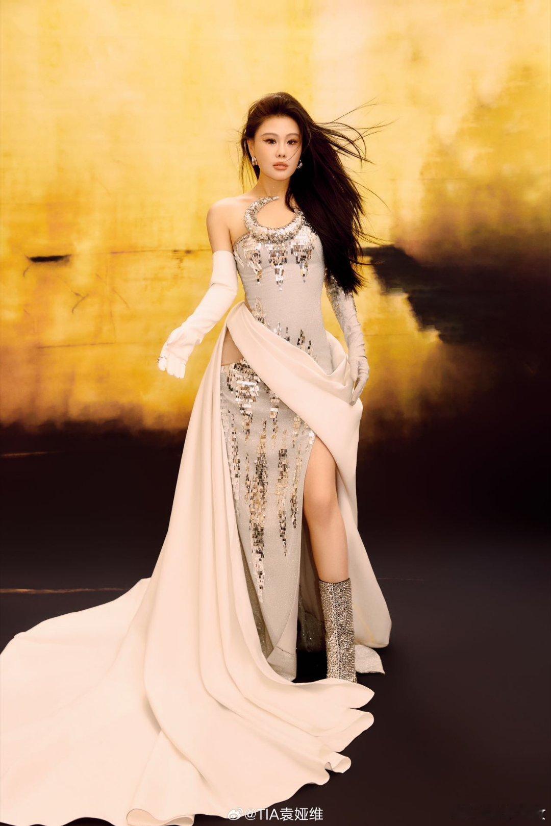 袁娅维上一秒女神下一秒战神  袁娅维昨晚舞台真是绝了，从温柔女神到战神，这反转魅