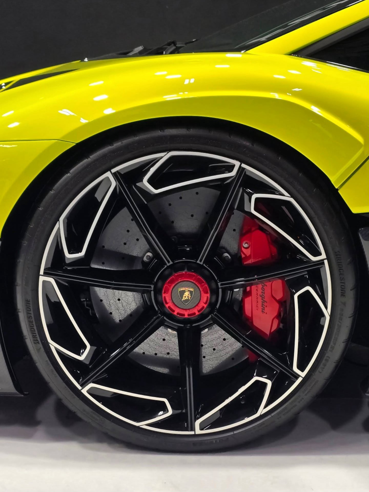 The 1 of 29 Lamborghini Fenomeno基于Revuel