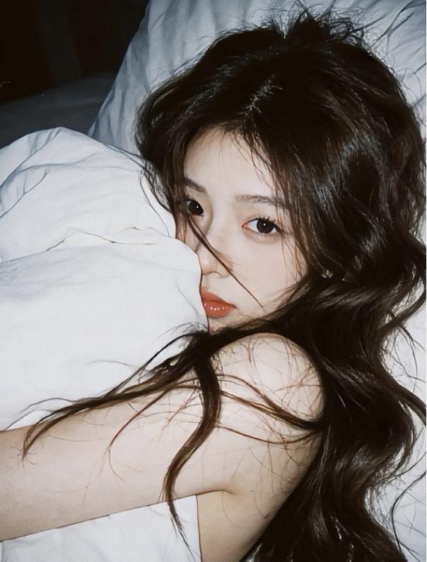 11点多了，
室友都不在，
有点害怕，
睡不着，
怎么办？