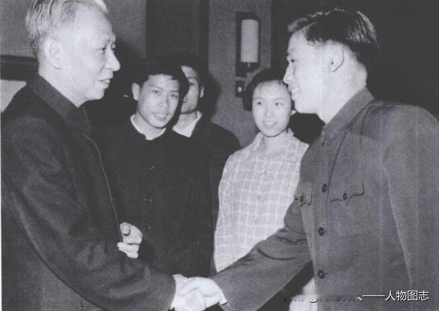 1959年，刘少奇主席接见游泳运动员穆祥雄