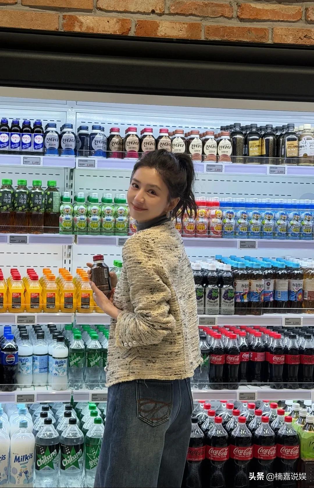 佟丽娅和好友在韩国度假，丫丫这是实现逆生长了吗？！
扎着高马尾的她，穿着一件米白