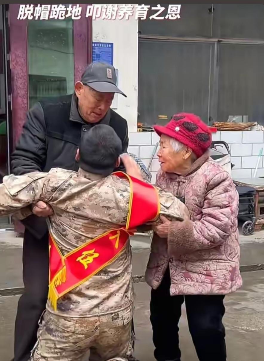 新兵张浩爽跪别九旬爷爷奶奶：为何他哭着说怕再也见不到？
 
泥泞的院坝里，穿着迷