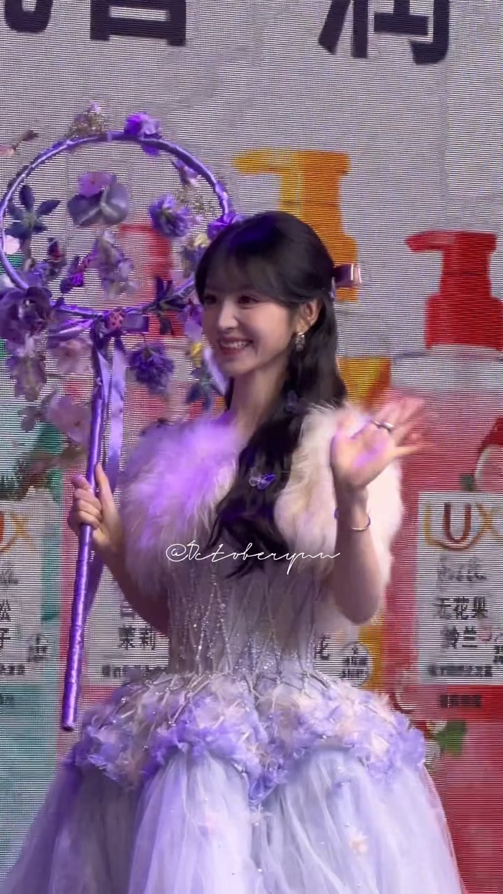 紫色小花仙薇薇酱💜田曦薇毛领紫色纱裙