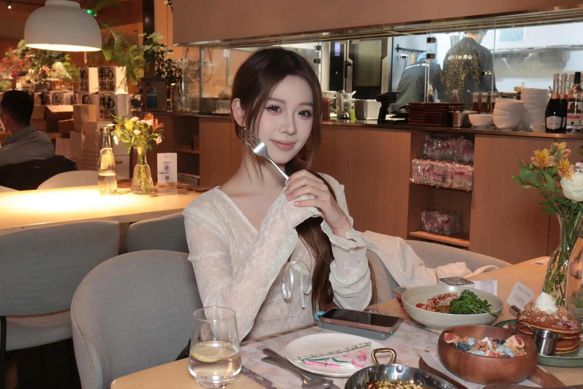 幸福就像猫追自己的尾巴 有时候刻意追寻反而容易错过 不如转个身 它可能就在你身边