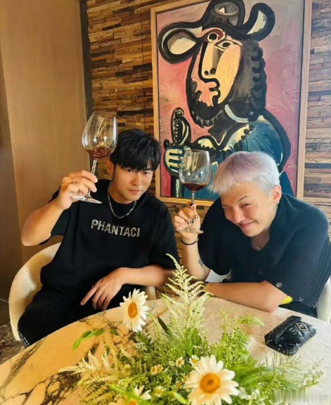 周杰伦和权志龙要合作了。。我的天，入股了权志龙的公司，华流开始掌控韩流了 ​​​