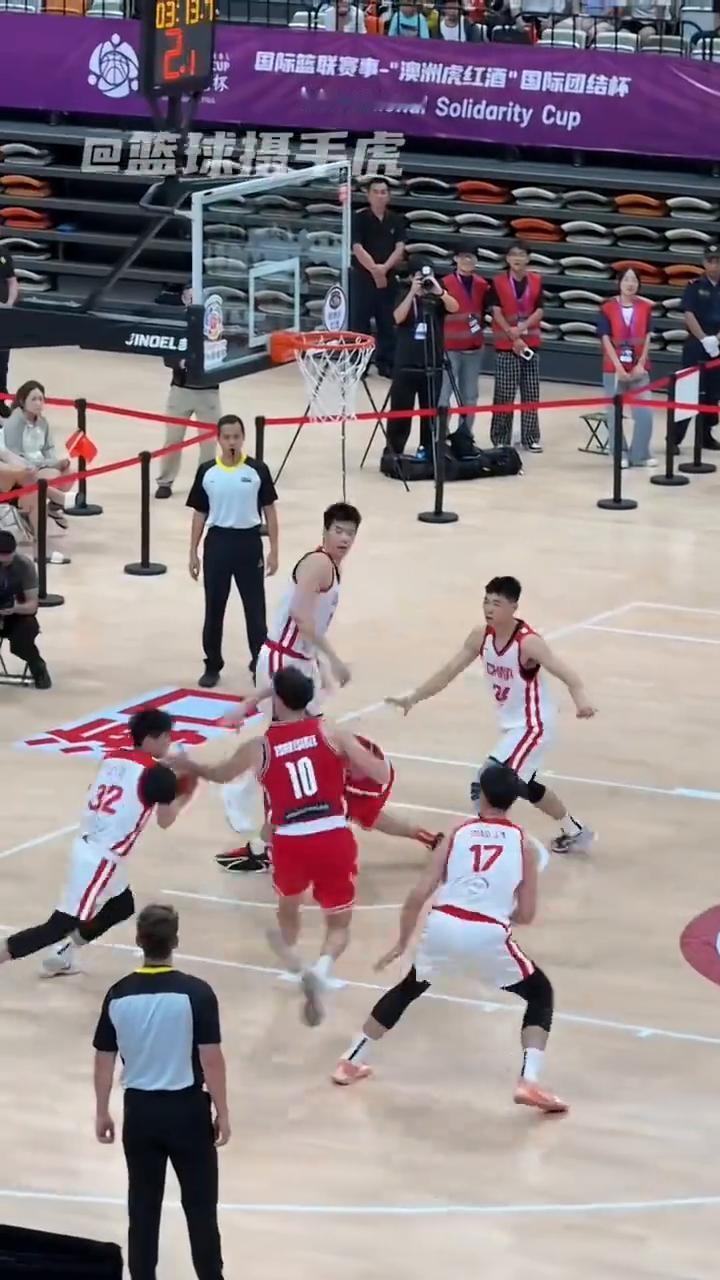 李悦洲打国家队不怯场(19岁的未来之星)。
这球中国男篮防下来，李悦洲控球立马传