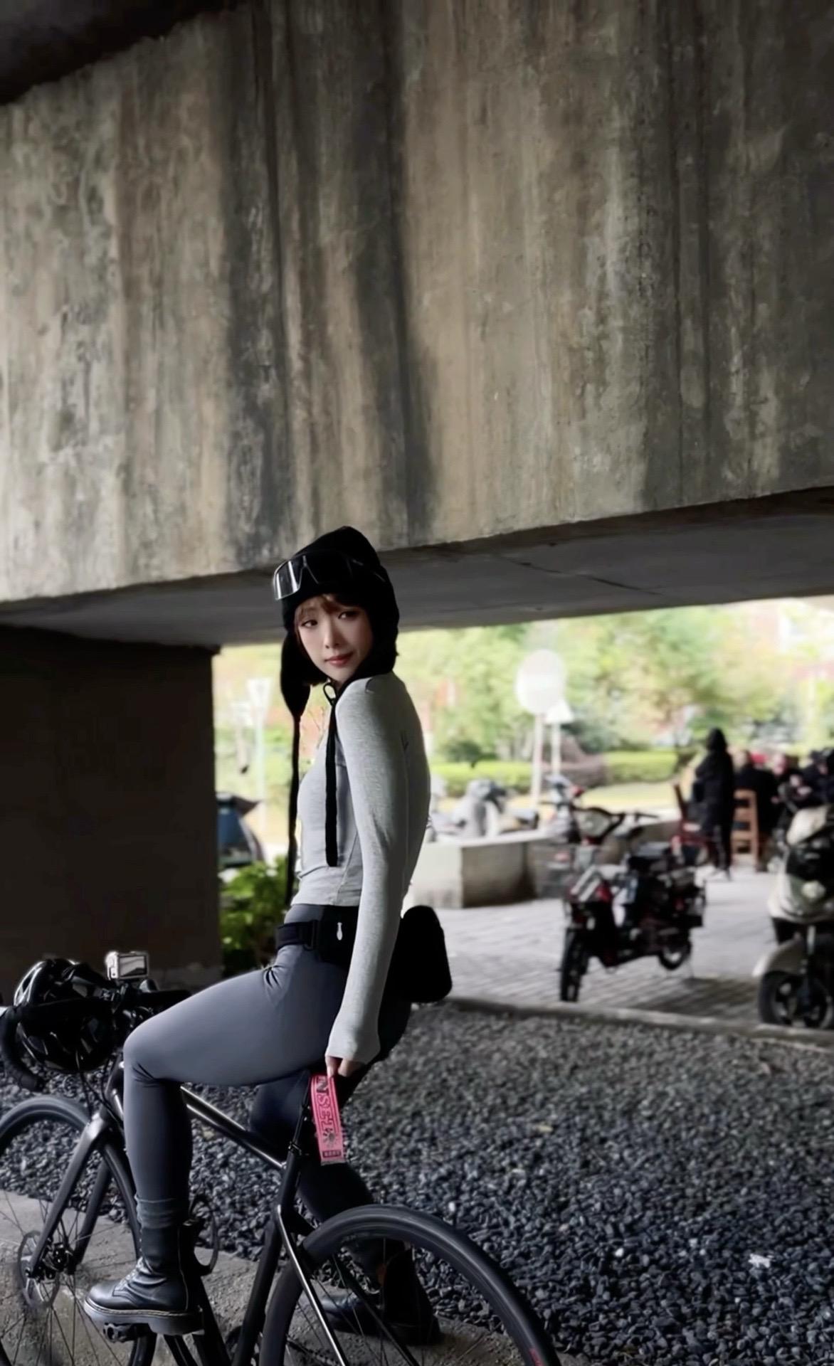 好看的脸蛋比比皆是，有劲的大腿万里挑一