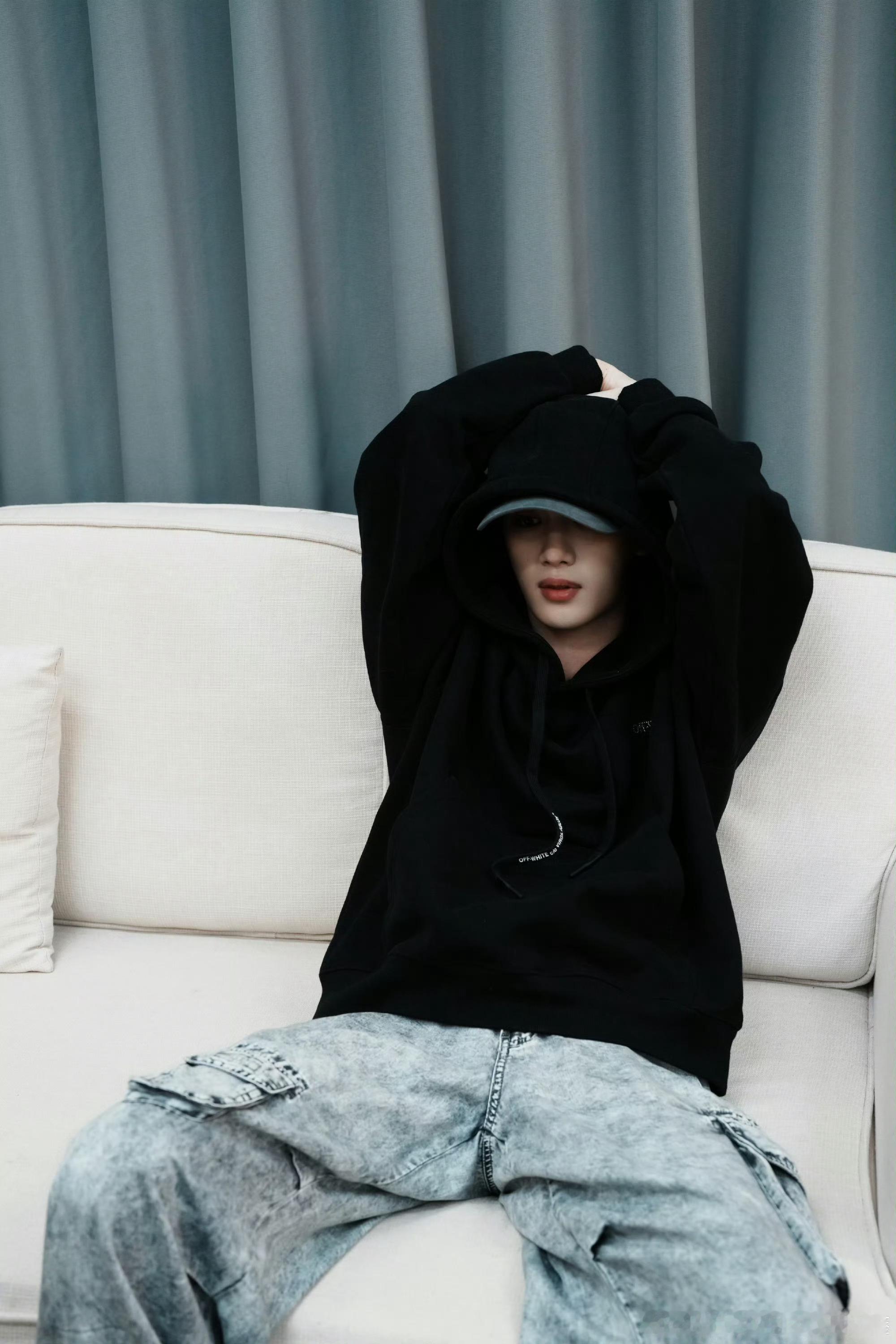 丁程鑫黑连帽衫氛围感丁程鑫训练碎片小丁展示黑连帽衫穿搭，极简风格，尽显松弛高级同