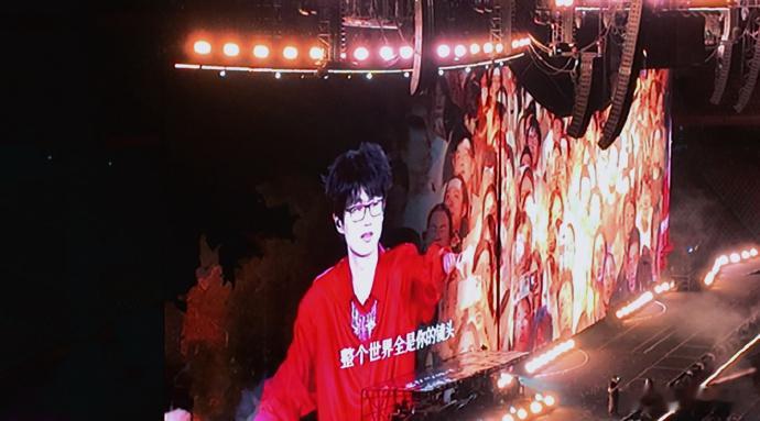 展轩去了许嵩杭州演唱会许嵩展轩演唱会后台合照 展轩偷偷跑去看许嵩杭州演唱会了？这