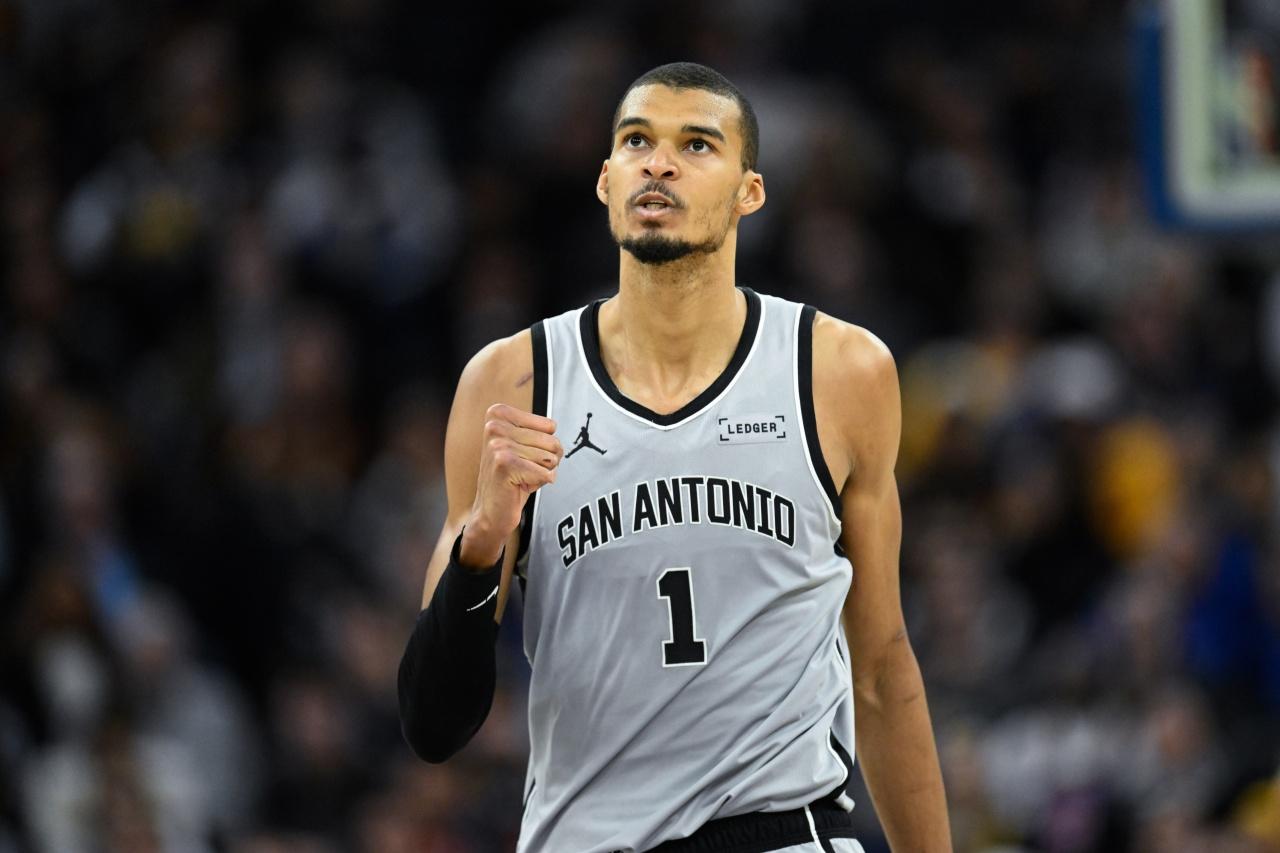 太强了，西部第二掀翻联盟第一！
马刺豪取九连胜！

北京时间2月24日，NBA常