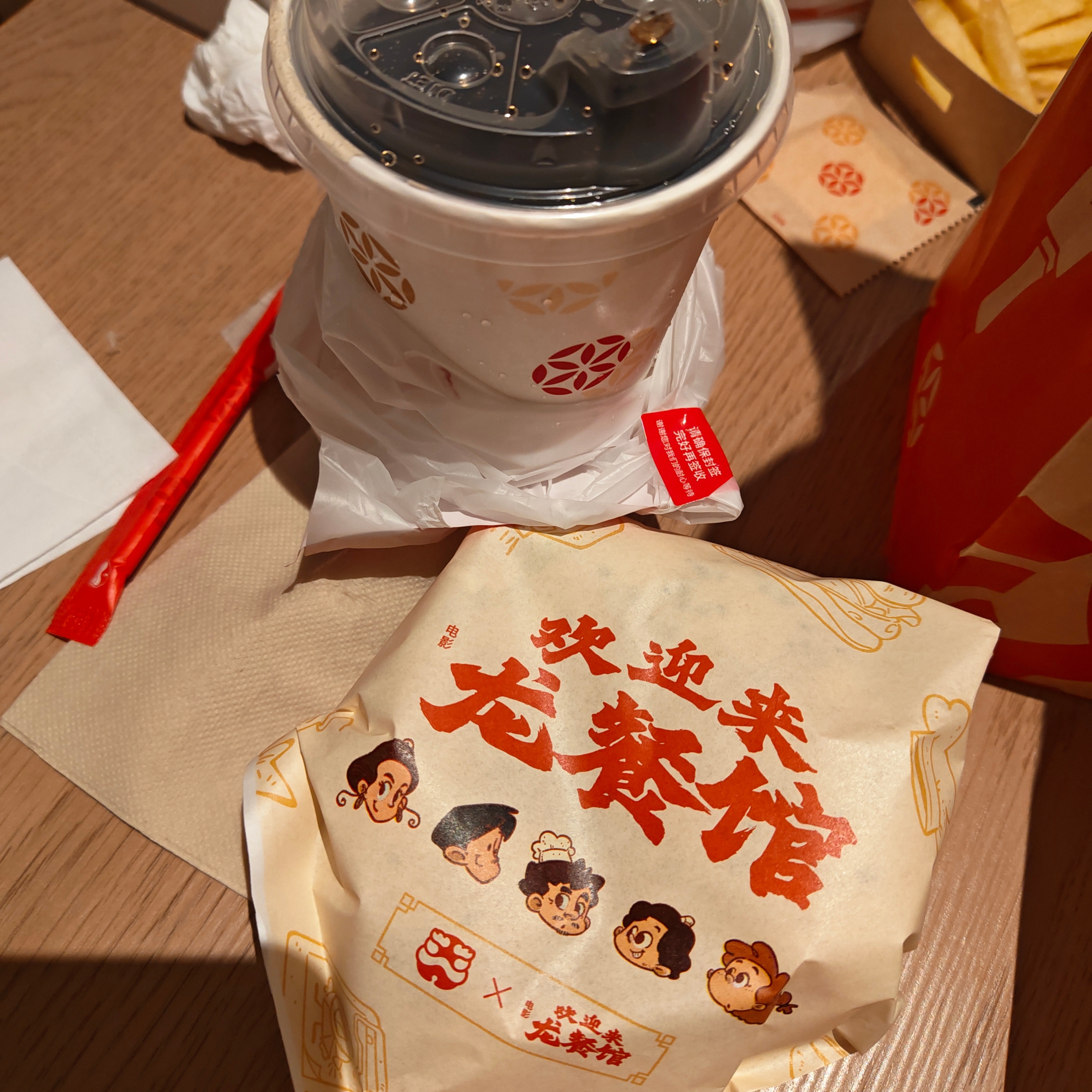 骑手送餐送错了，打电话给塔斯汀他们说把我的餐补送过来，这份也直接送我了