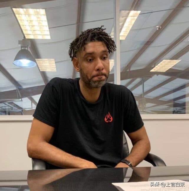 有人说邓肯是马刺的“轴”，所以是绝对的球队老大……
你要说轴，加索尔是湖人三角进