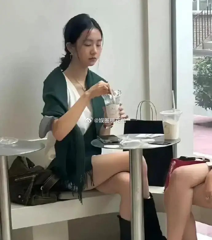 黄多多感觉好成熟 ，不过气质真的好，以后也会是大明星吧！ 