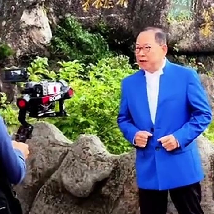 9月30日清晨，黄山玉屏楼前云雾轻绕，千年迎客松伸展枝臂如迎宾姿态，海拔1670
