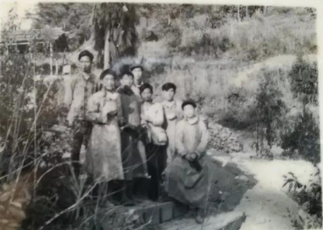 突降！1955年，两位不知来历的军人，在校长办公室内将即将毕业的王明健带走。两位