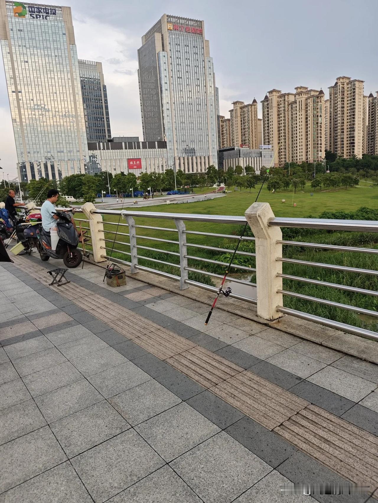 钓鱼这事儿，在很多人眼里可能就是坐着等鱼上钩，可只有真正的钓鱼佬懂，钓的根本不是