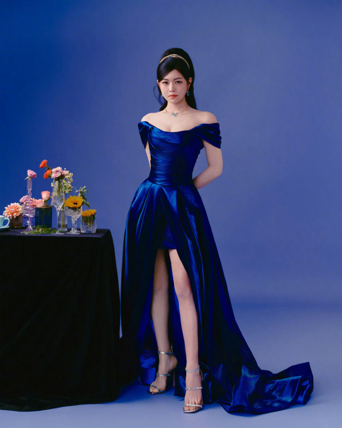看得出她是公主陈妍希 陈妍希这是把“公主感”刻进骨子里了吧！蓝色丝绒长裙勾勒出优