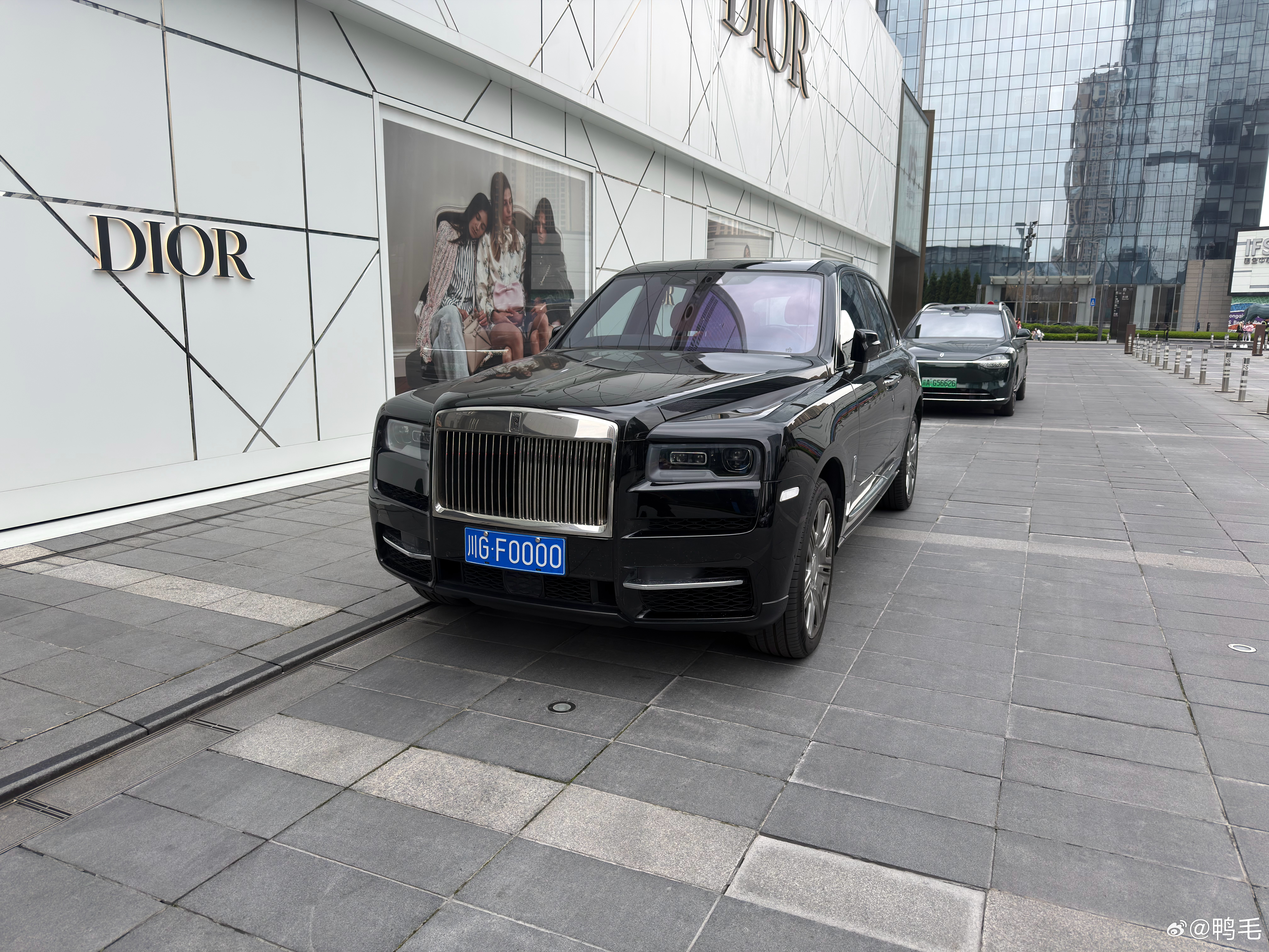 这是重庆哪位大佬的车？不仅车好，车牌也好。 重庆·重庆IFS国金中心