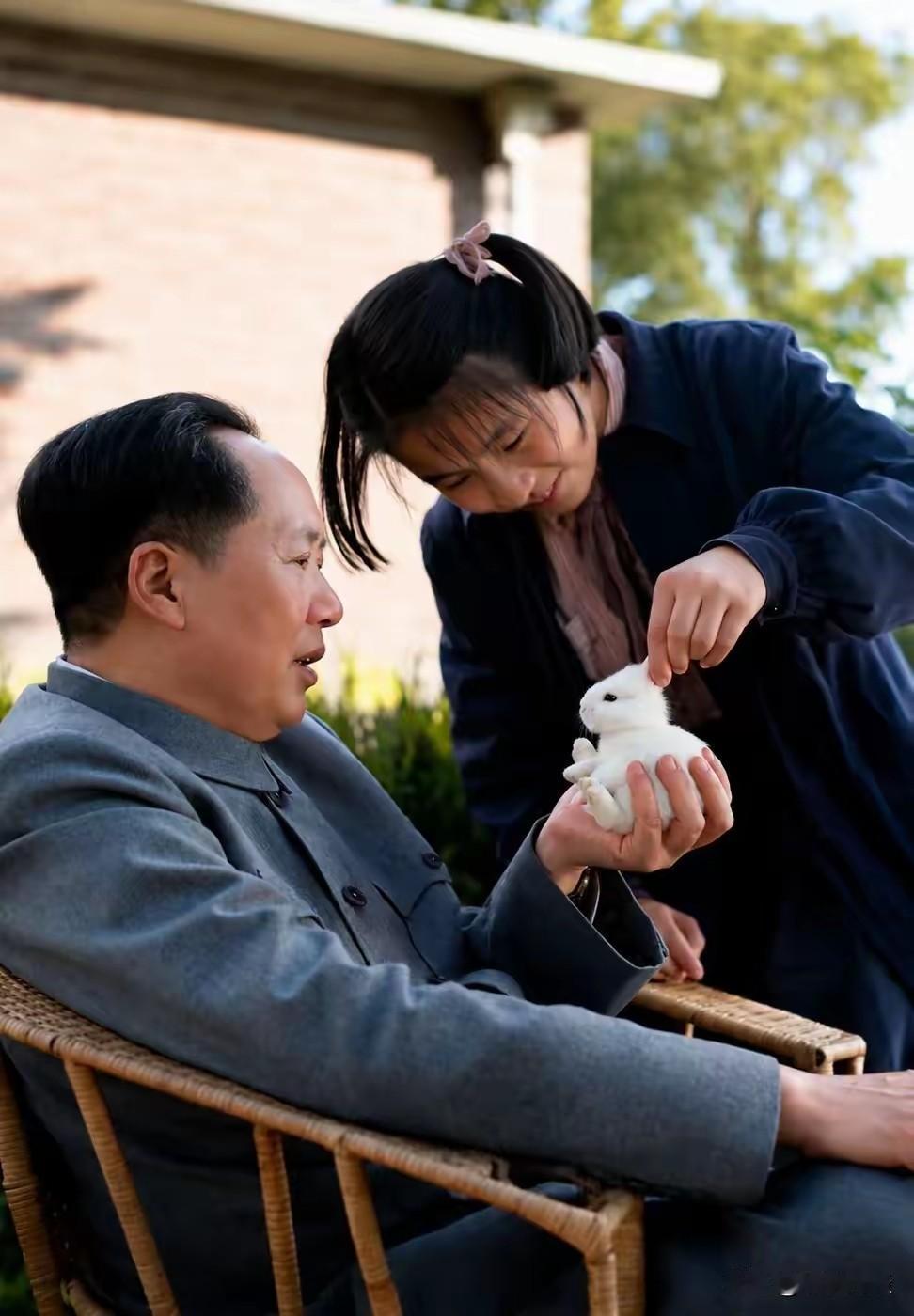 难得一见！毛主席和女儿珍贵旧照曝光
褪去伟人光环，这一刻只是平凡温柔的父亲
简简