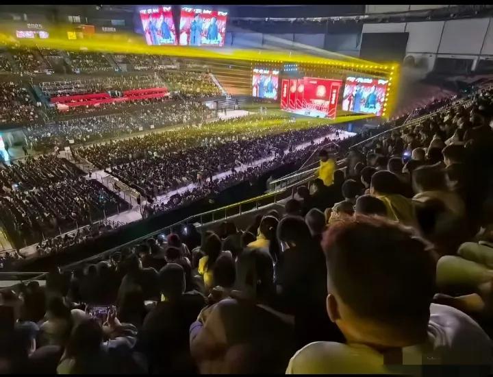 东北观众太热情了，郭德纲长春11.8日万人体育馆相声专场大获成功！

开场就是德