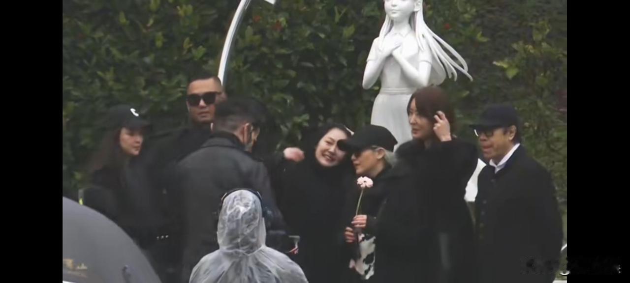 小s，直接不装了，2月2日，在大S的雕像前，大合照前的环节，小S笑得很开心，哈哈