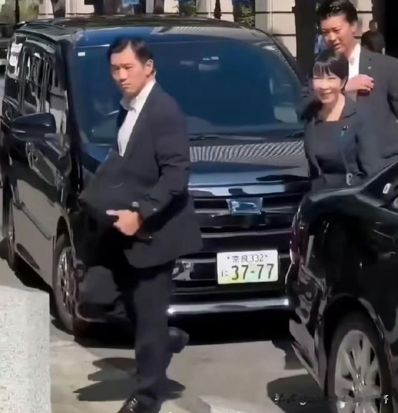 日本首相高市早苗的专车车队里边有一辆车的车牌是37-77。就是1937年7月7日