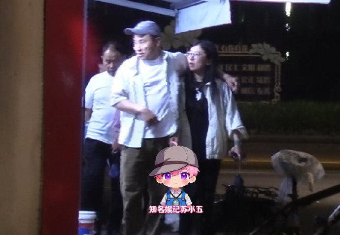 徐志胜和女友感情好徐志胜带女友与父母吃饭徐志胜带着父母外出就餐，父子同款长相十分