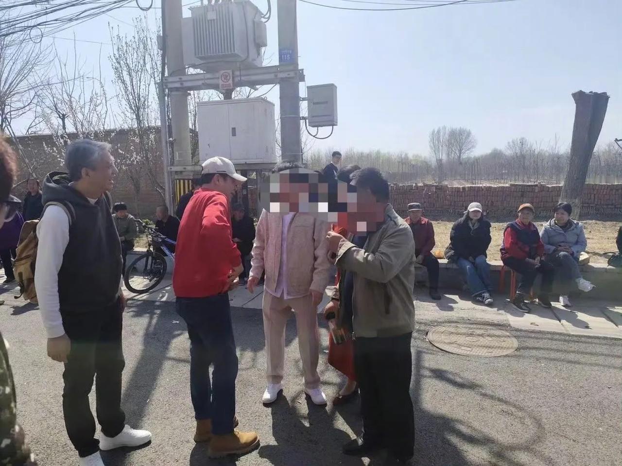 张颂文去农村参加婚礼，人气好高啊！路过的村民和他合影，他来者不拒，吃饭的时候和大