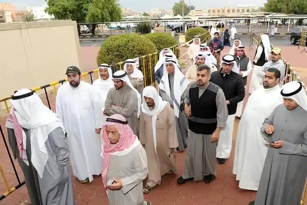 没有任何国家能靠单一优势走长远，海湾那些靠石油发家的富国，用四十年在沙漠里堆起的