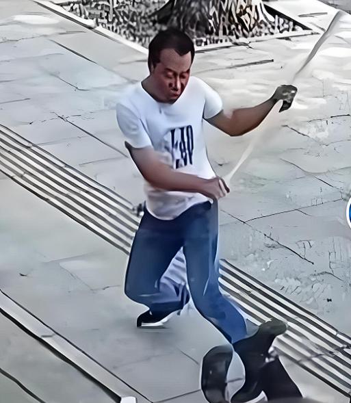 挨了4刀不能反击吗？内蒙古兴安盟，46岁男子在自家小区门口遭到他人持菜刀袭击，在