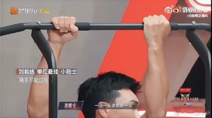 刘畊宏[超话]刘畊宏手臂肌肉线条刘畊宏无袖造型适配度 初见面直播看点拉满，镜头给