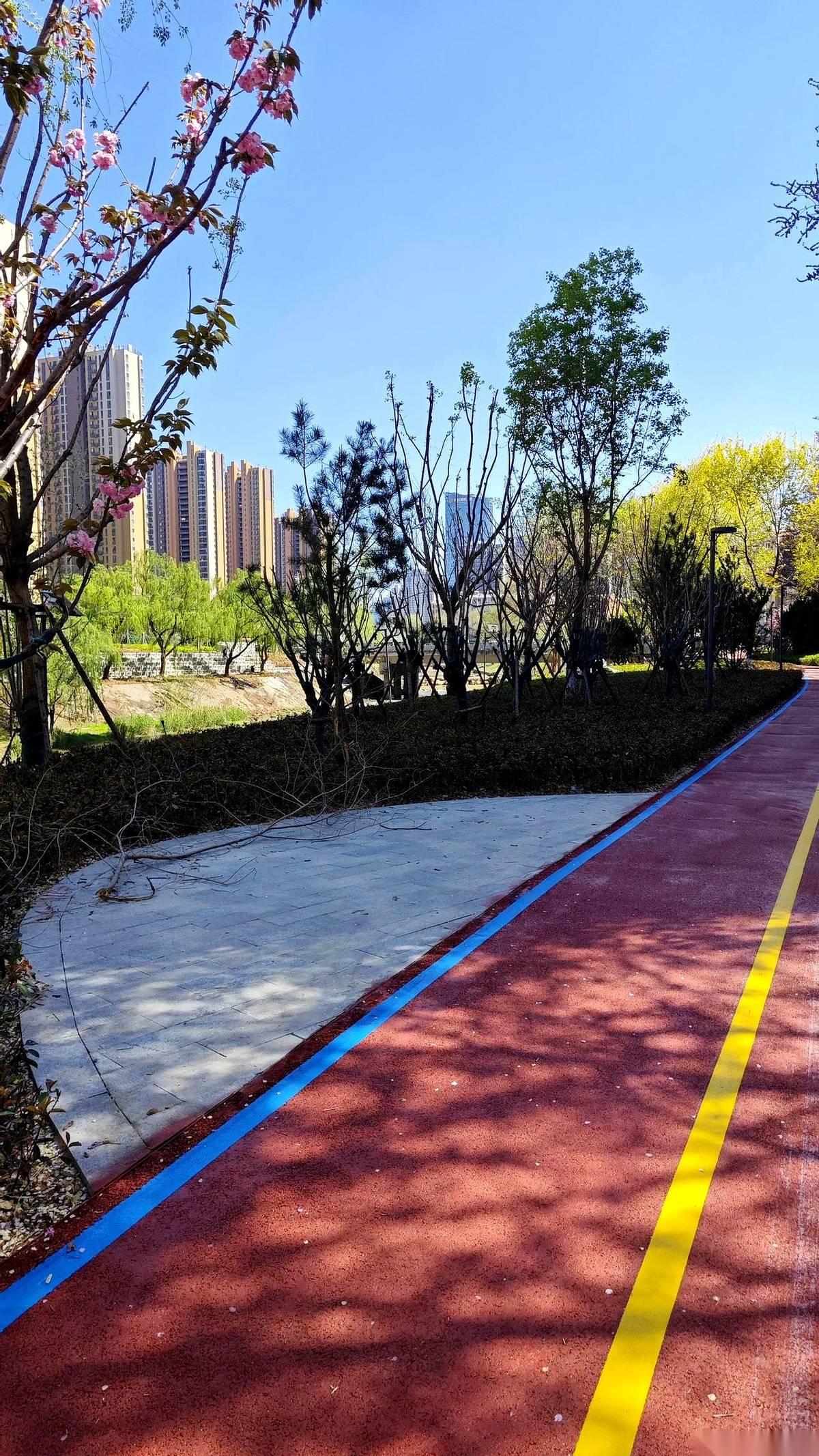 怎么看出身边谁是真正的高手？
不是看他说的话多漂亮，也不是看他手腕上的表。
就看