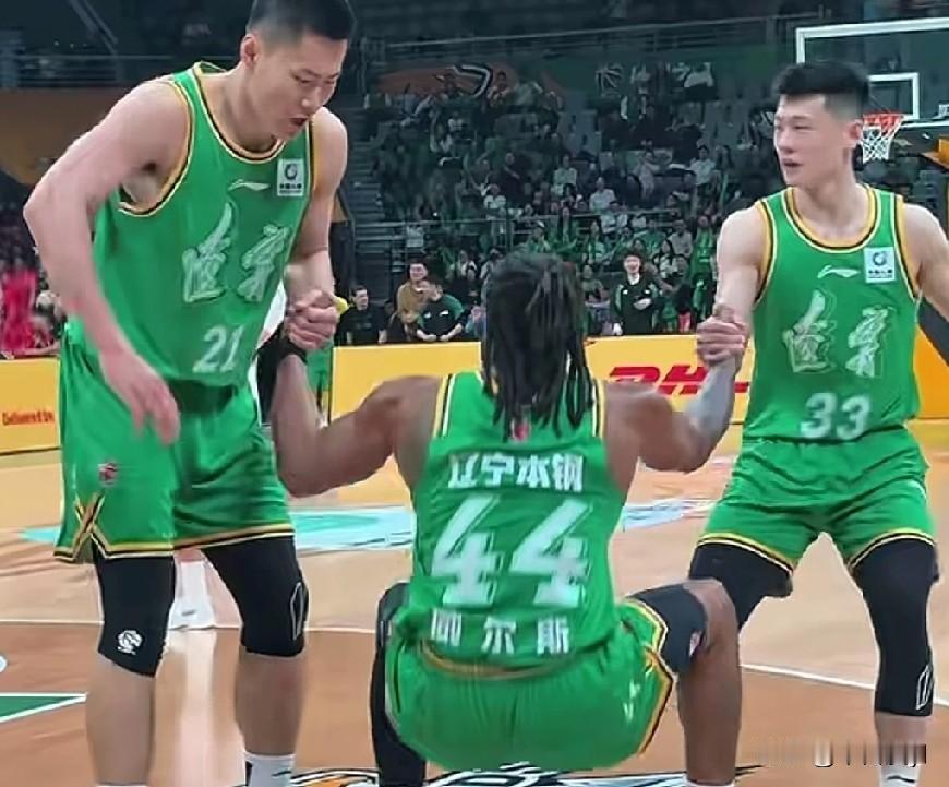 辽篮与上海队的比赛战况
4月20日晚辽宁本钢男篮客场挑战联盟排名第一的上海久事男