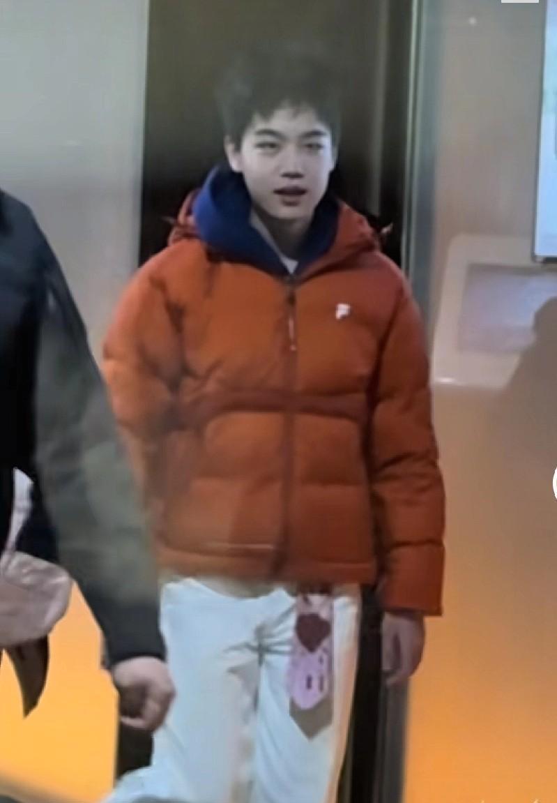 16岁撞脸张若昀，悦凯娱乐签他图的不只是那张脸。
你记得《庆余年》里的小范闲，古