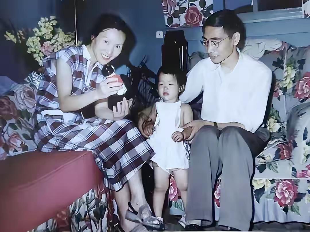 1953年，著名空气动力学家郭永怀与夫人李佩和女儿郭芹在美国康奈尔家中的合影。