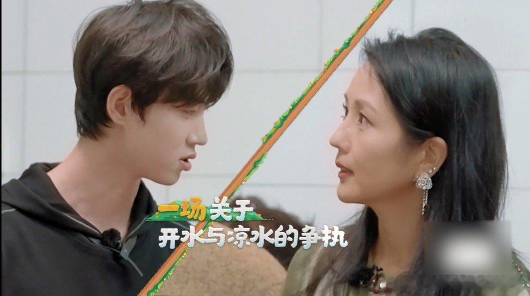 #电子端水大师# 咱就是说何洁憨憨的看起来也太可爱了吧，还真的是戳中了我的萌点，