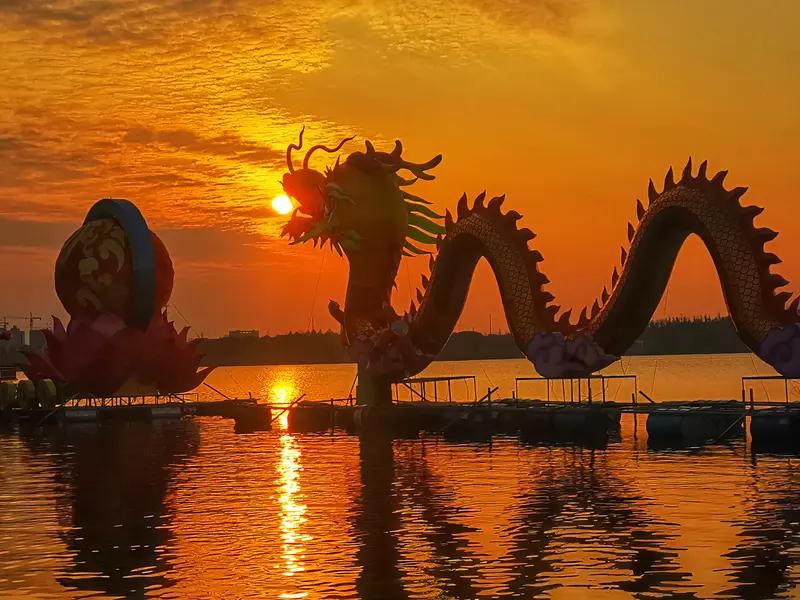 求下联 看到“燕舞云卷春色浓”这句上联，瞬间感觉春天的活泼与灵动扑面而来。我来对