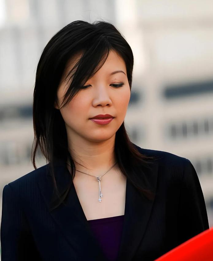 1995年，16岁流浪女孩被陌生人带回家当保姆，深得雇主一家的喜爱。谁料，2年后