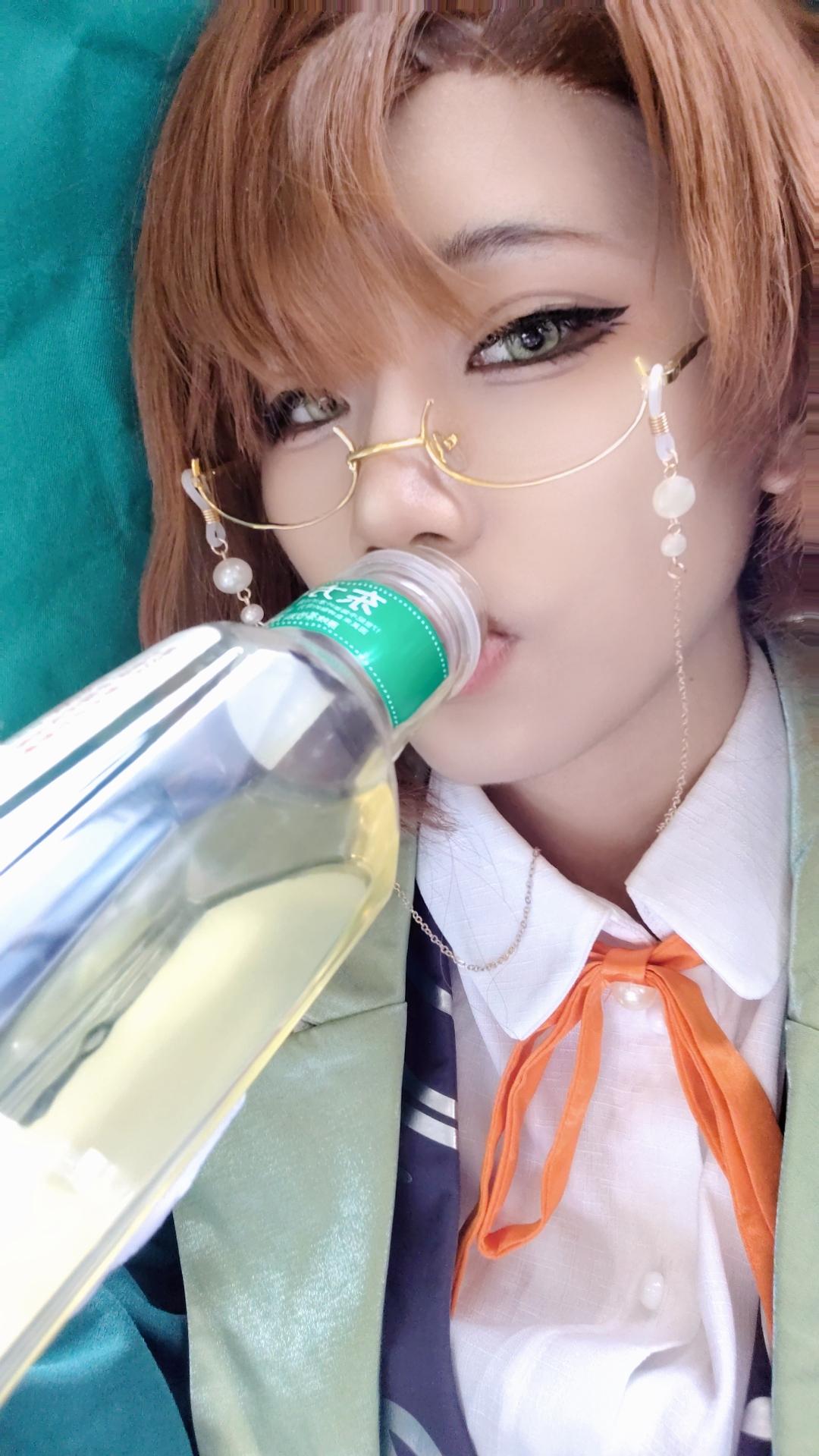 感觉自己就是内种有点姿色吃屎都要拍几张的人，本来刷到了带感的BGM想找...