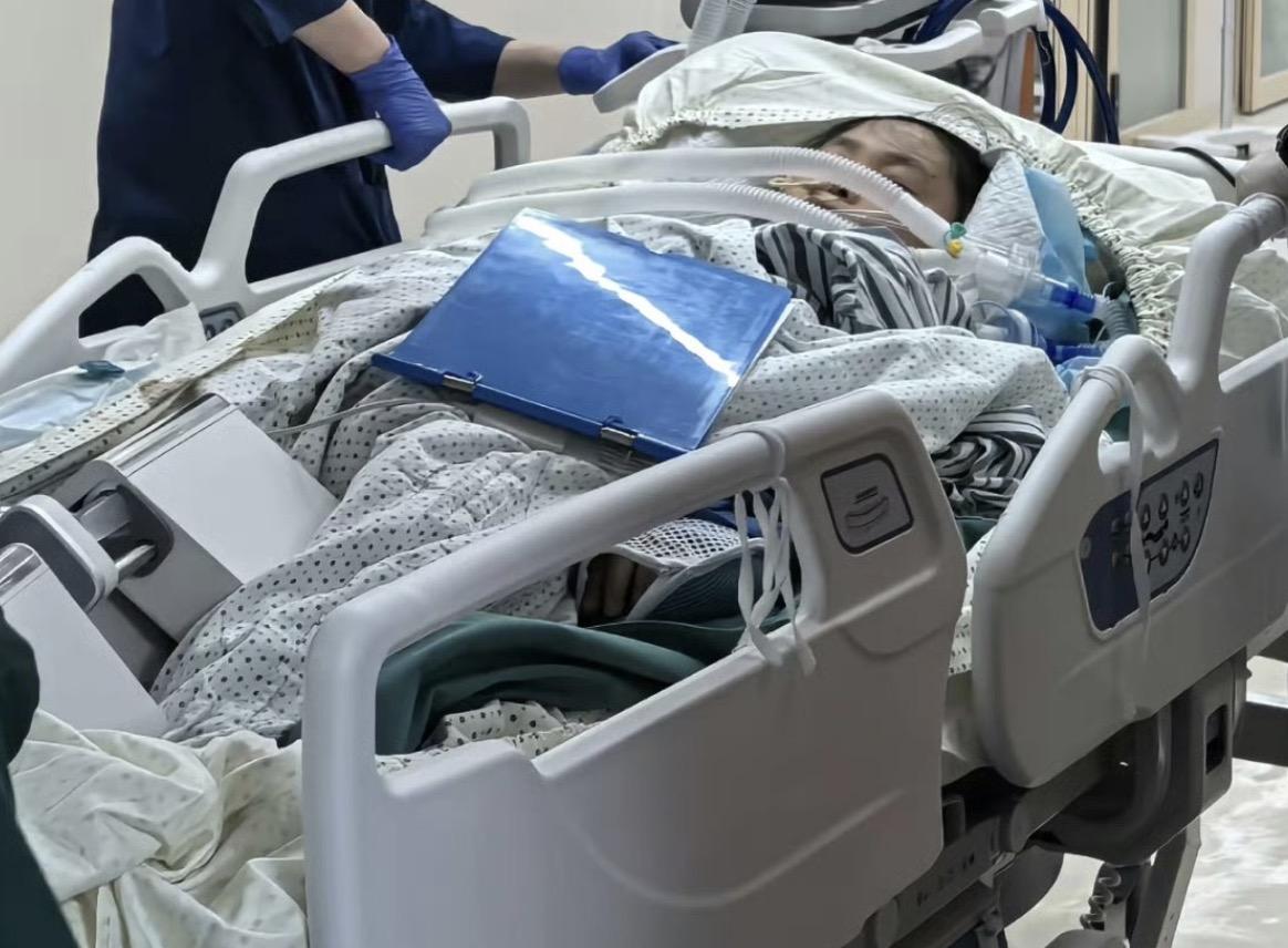 杭州一52岁女子在散步时，不慎踩到了化骨水，当场就无法行走，在送医抢救几天后，最