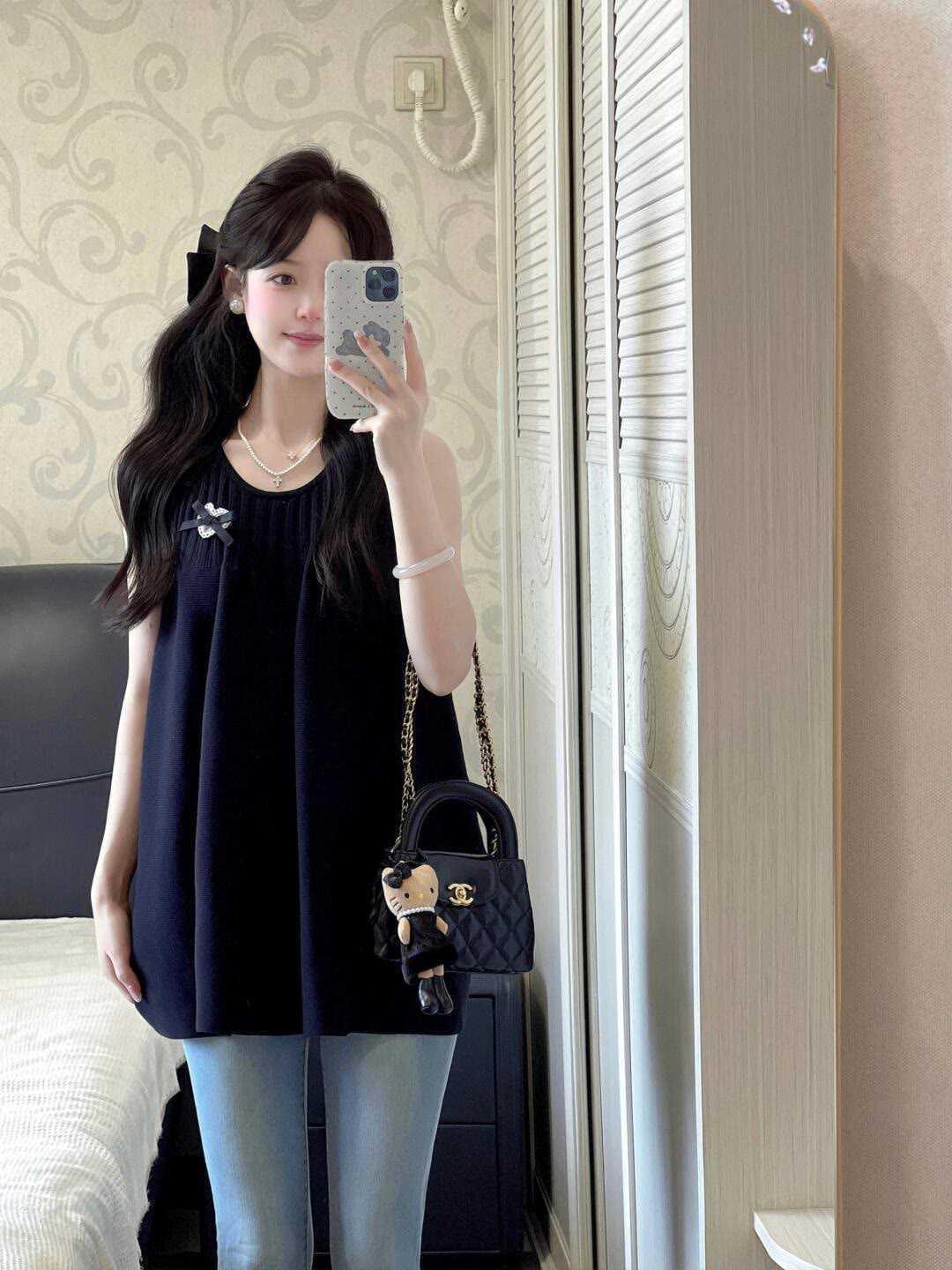 如何穿出精致的少女感?教你用基础款穿出高级少女感！黑色背心简约不简单，竖纹肌理自