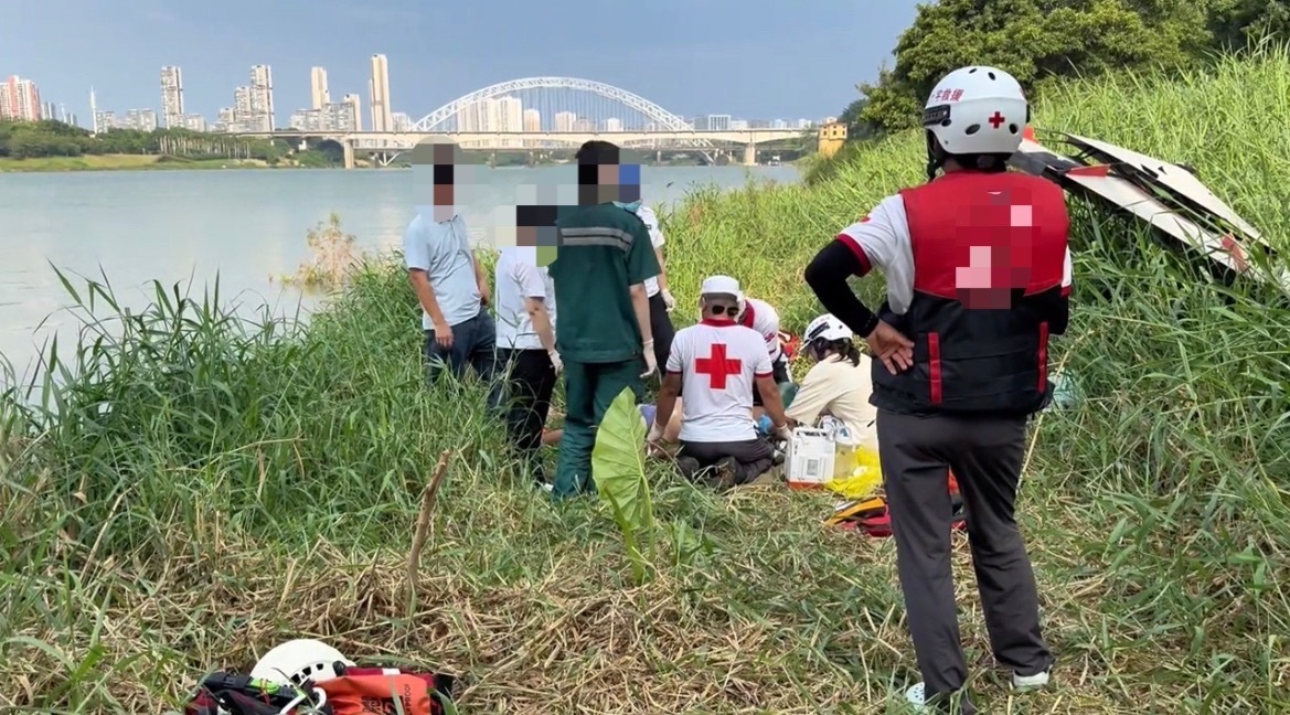【南宁某桥附近男子疑下水捞渔具发生溺水】8月7日，网友爆料称：广西南宁某桥附近水