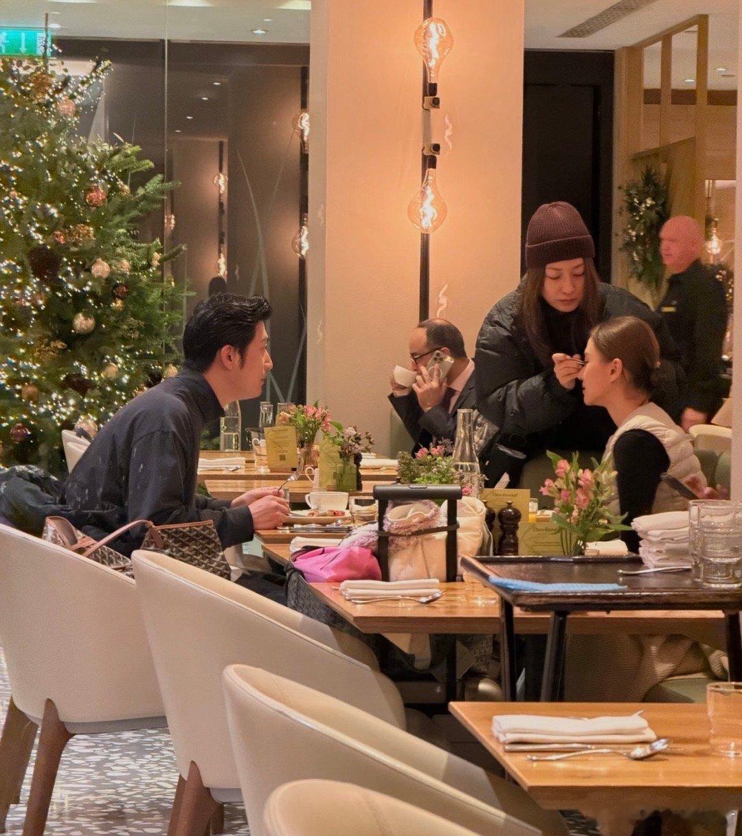 何超莲用餐时有助理帮她补妆，窦骁一脸深情的望着妻子，夫妻俩感情好好何超莲 