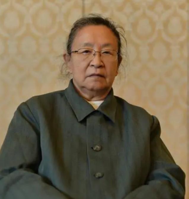 毛主席逝世后，每逢他的生日，一个穿着破烂的妇人都会排队进入毛主席纪念堂 ，直到2