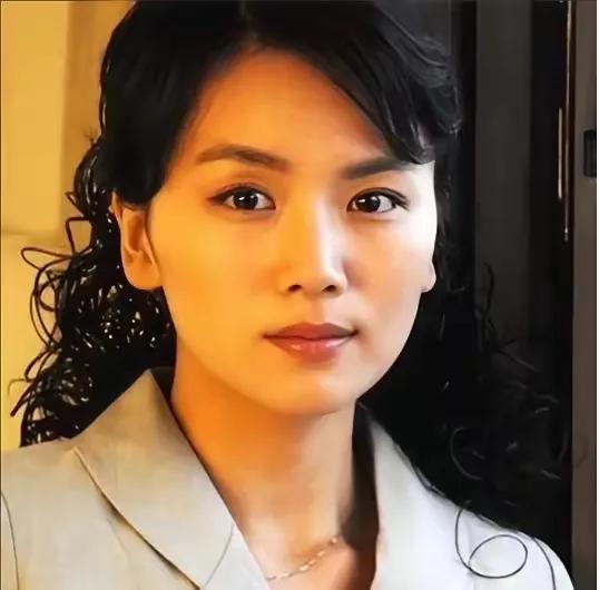 曹曦文和刘涛长的真挺像，就是曹曦文矮点，脸型基本差不多。
但是两人性格截然不同，
