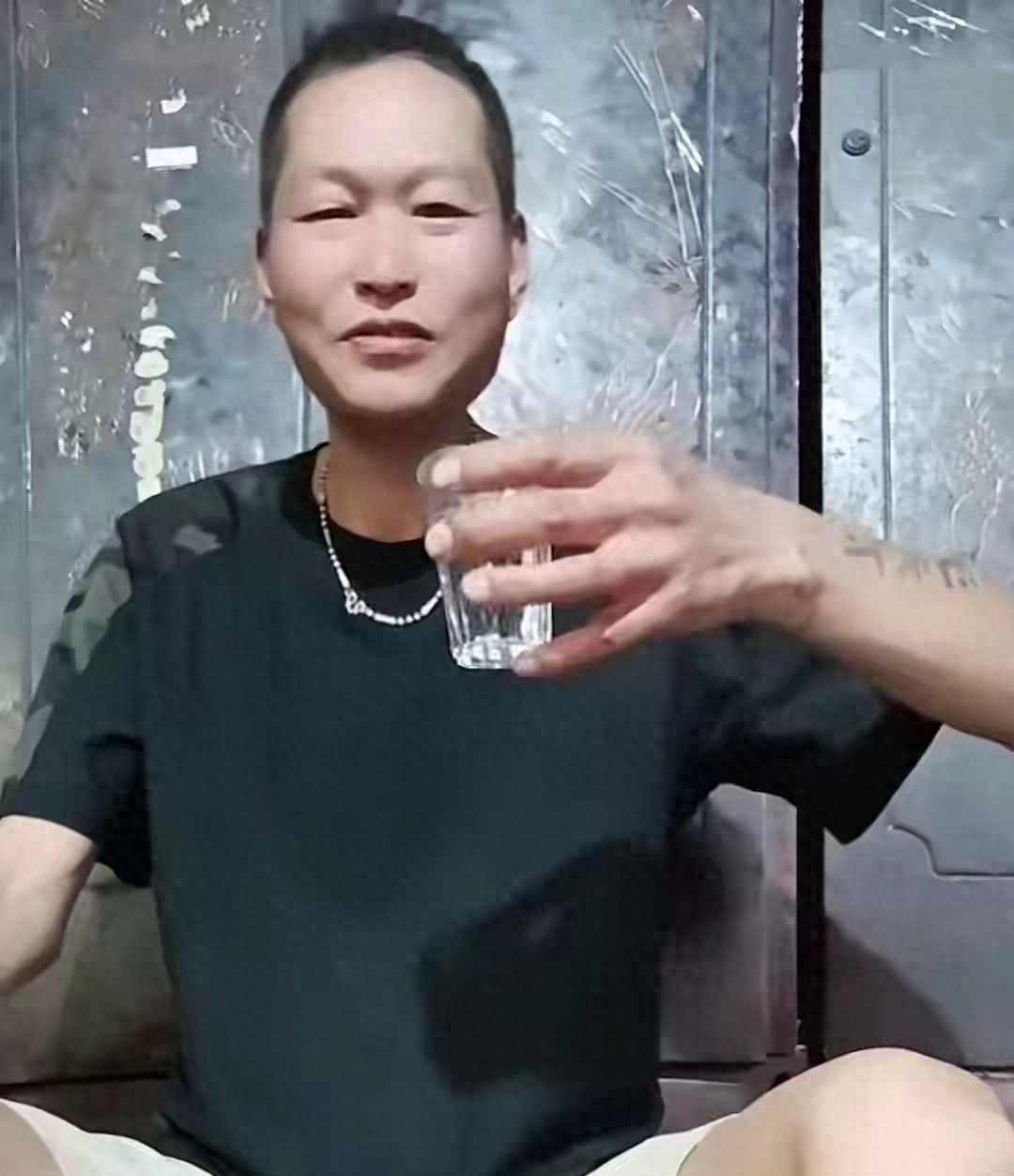 5月7日哈尔滨日报报道，深夜，河南漯河 40 岁的网红郭永华，因长期酗酒把身体拖