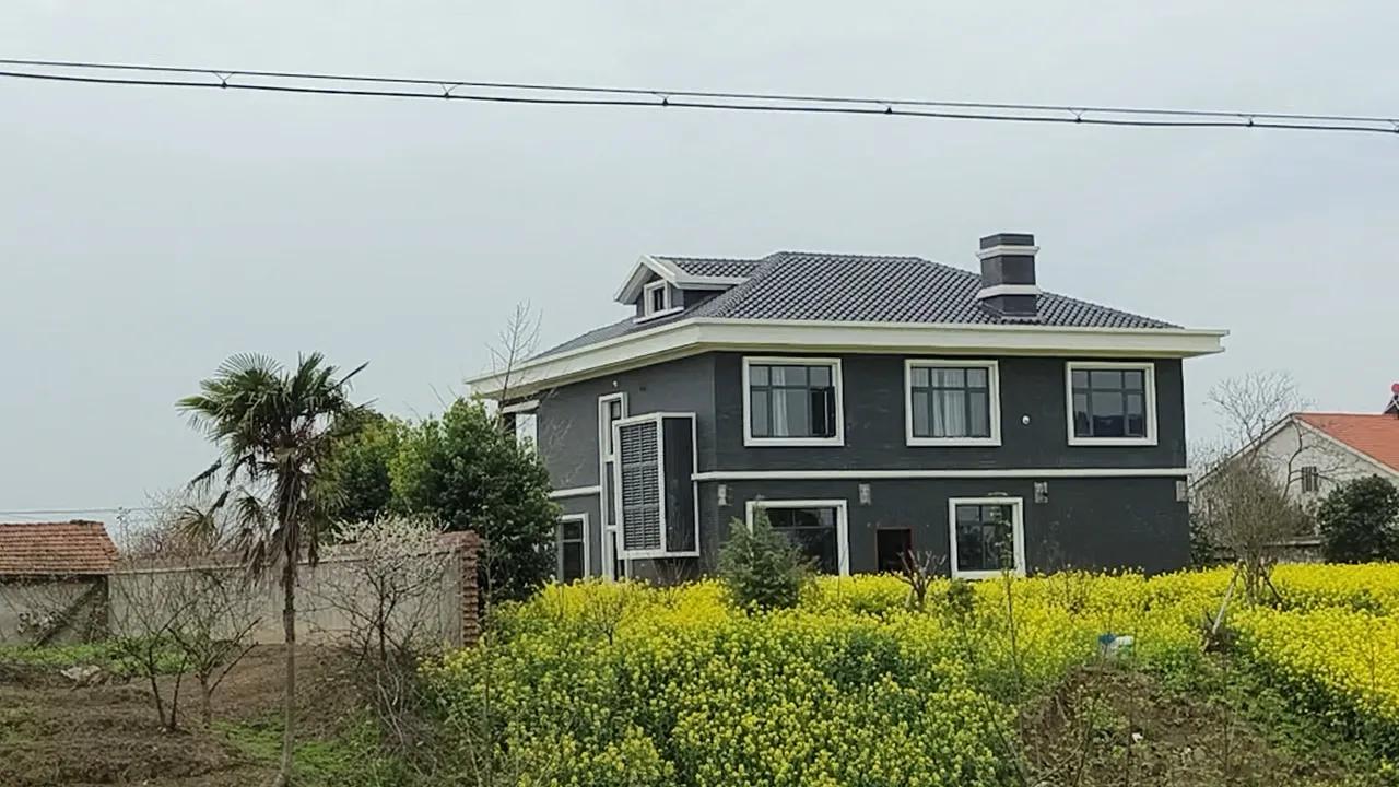问你们一个问题啊？明明城里有房有工作孩子也在城里上学，父母也接到了城里，为什么还