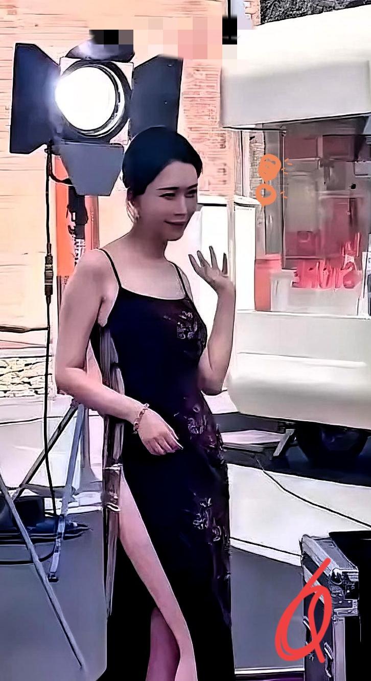 我以前真以为，郭德纲说相声是为了逗我们乐，瞎编的。
他说有个女演员穿旗袍，开衩直