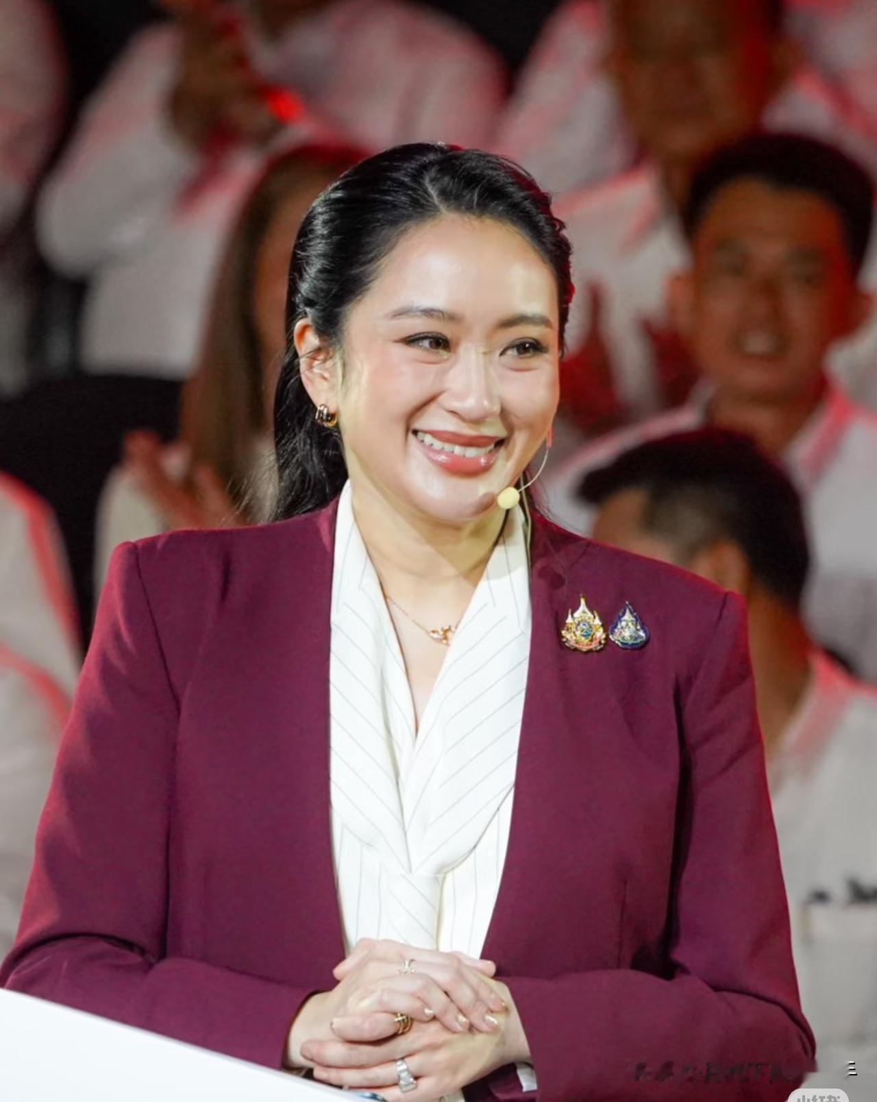 不出意外，
意外真的砸来了！

佩通坦今天官宣辞掉为泰党党魁，这速度比预想中快太