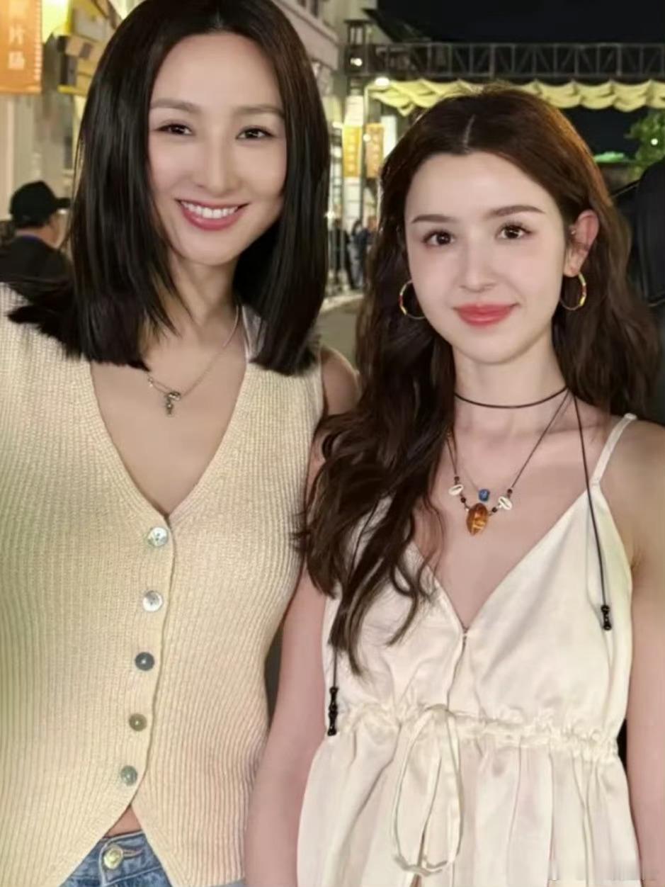 不是，瞬间对地域性长相起了敬意。。。好美的姐妹俩，美得各有特色，果然长得又白又有